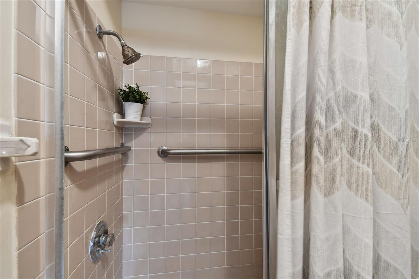 TWIN OAKS APTS - Residential