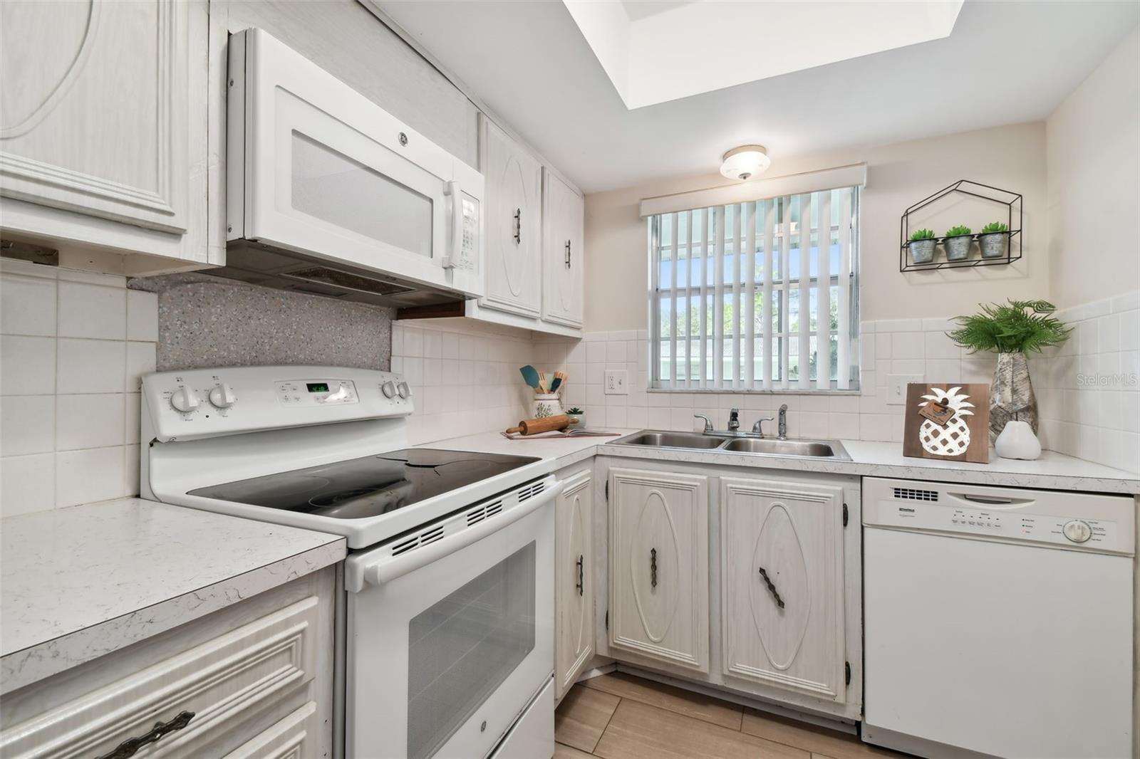 TWIN OAKS APTS - Residential