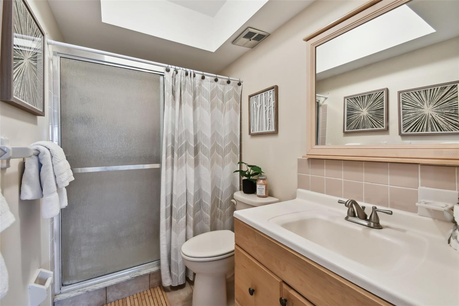 TWIN OAKS APTS - Residential