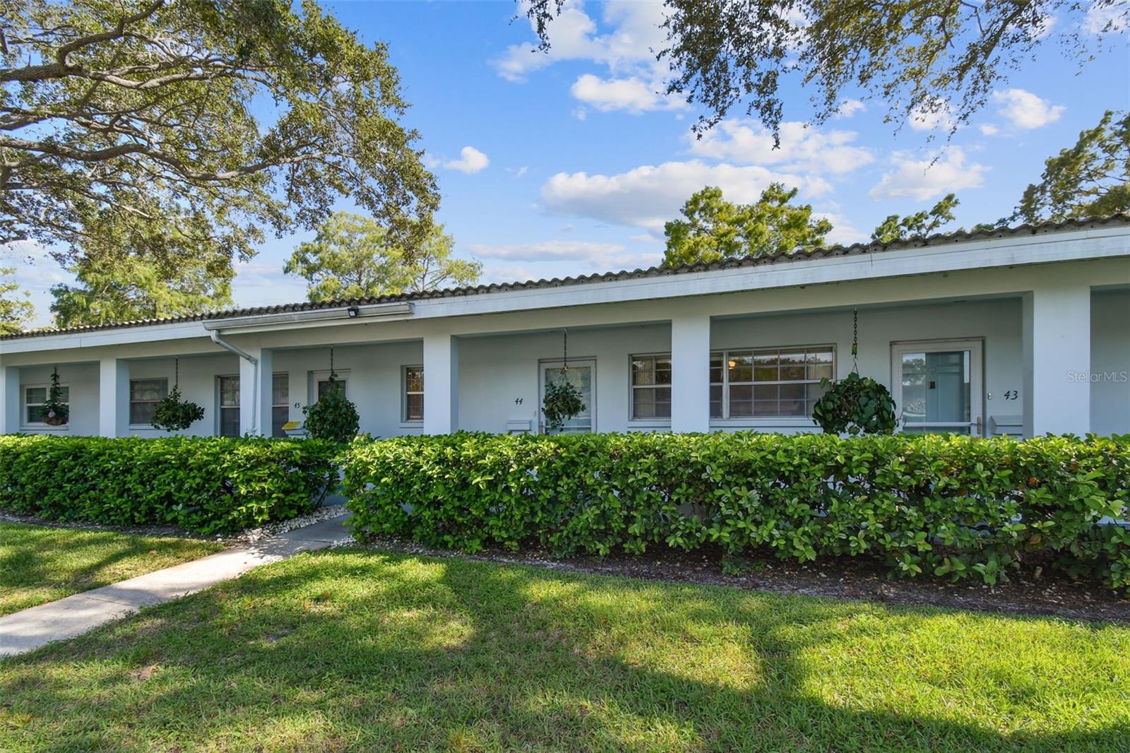 TWIN OAKS APTS - Residential