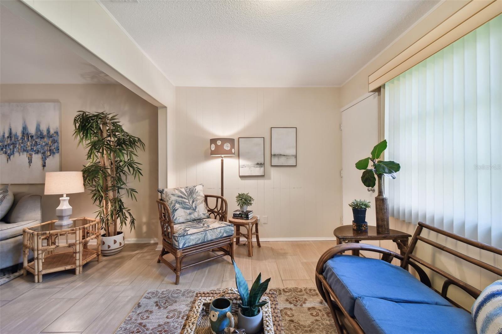 TWIN OAKS APTS - Residential