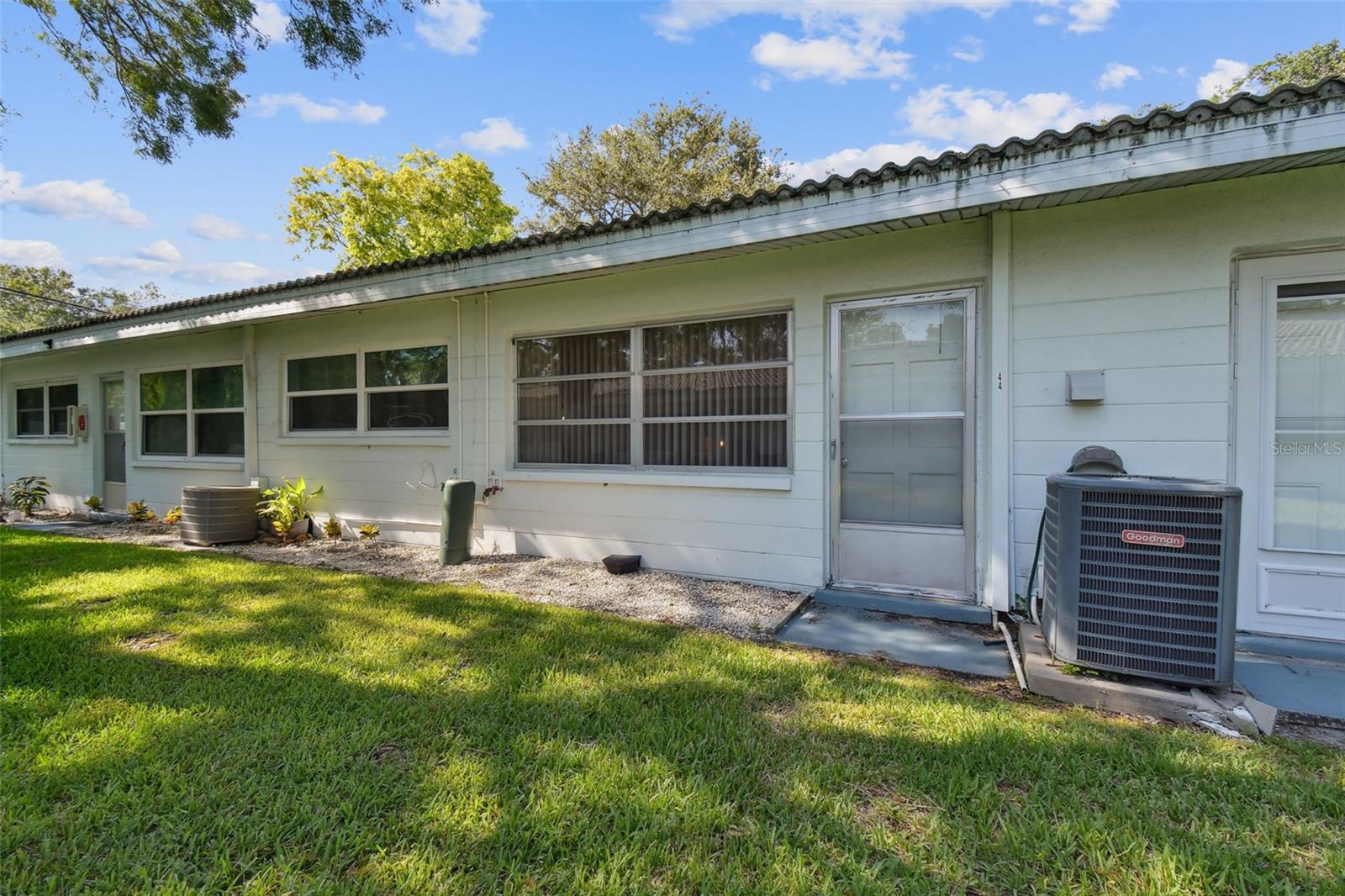 TWIN OAKS APTS - Residential