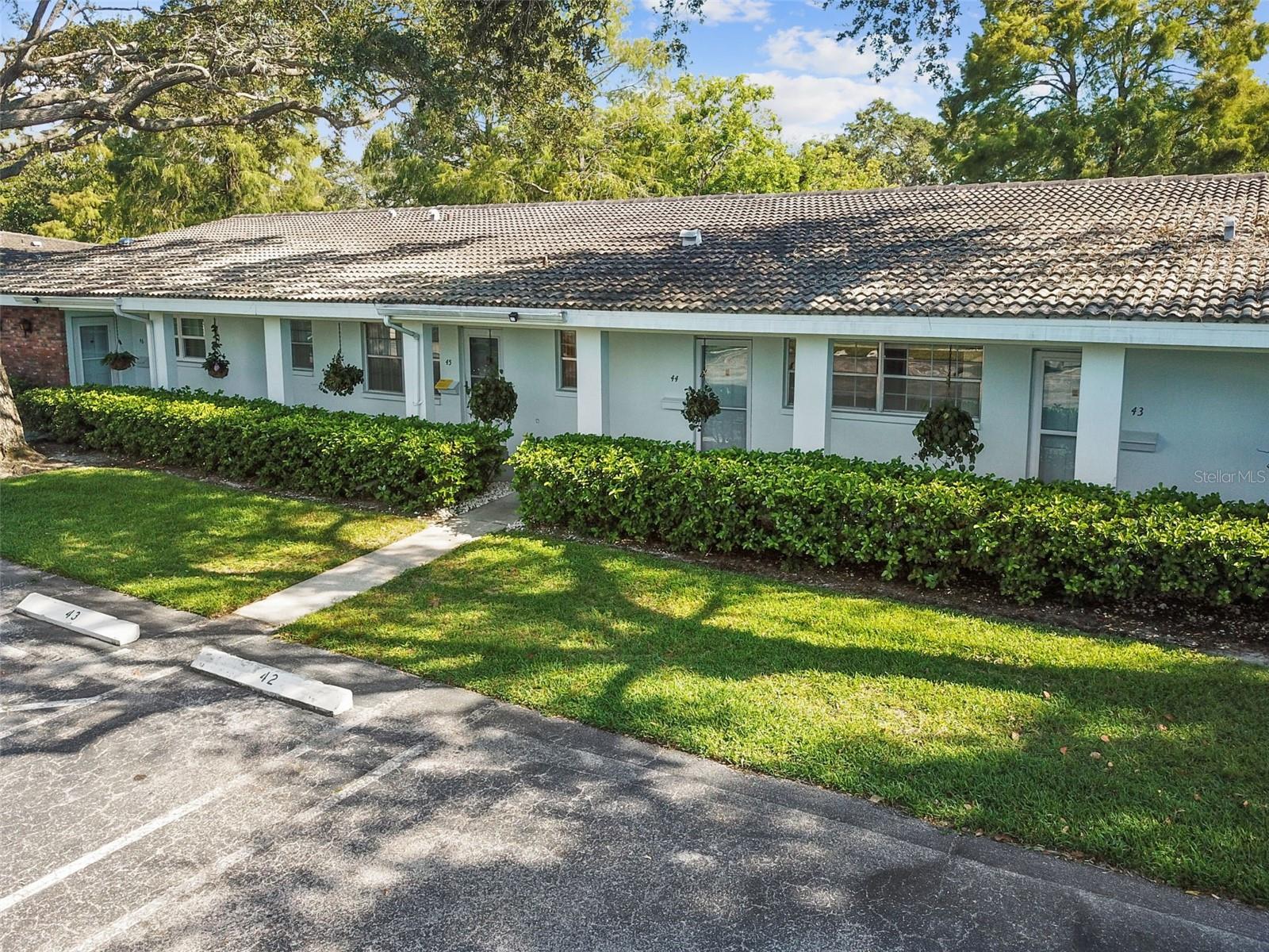 TWIN OAKS APTS - Residential