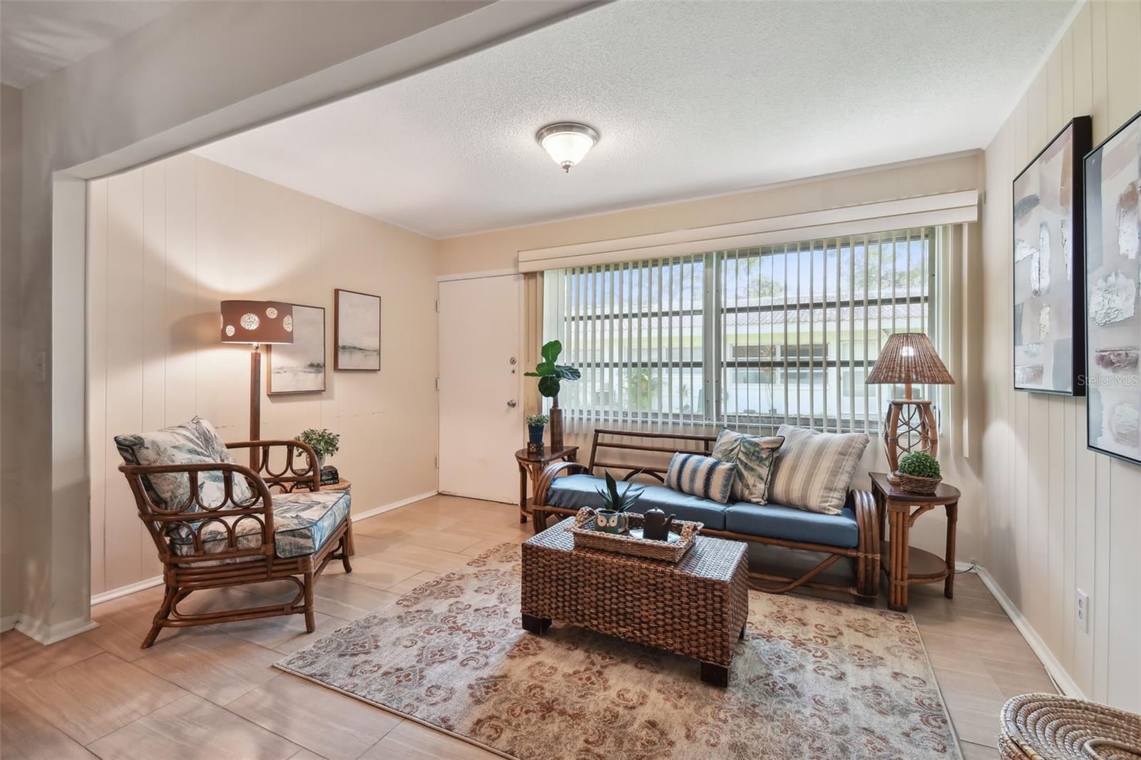 TWIN OAKS APTS - Residential