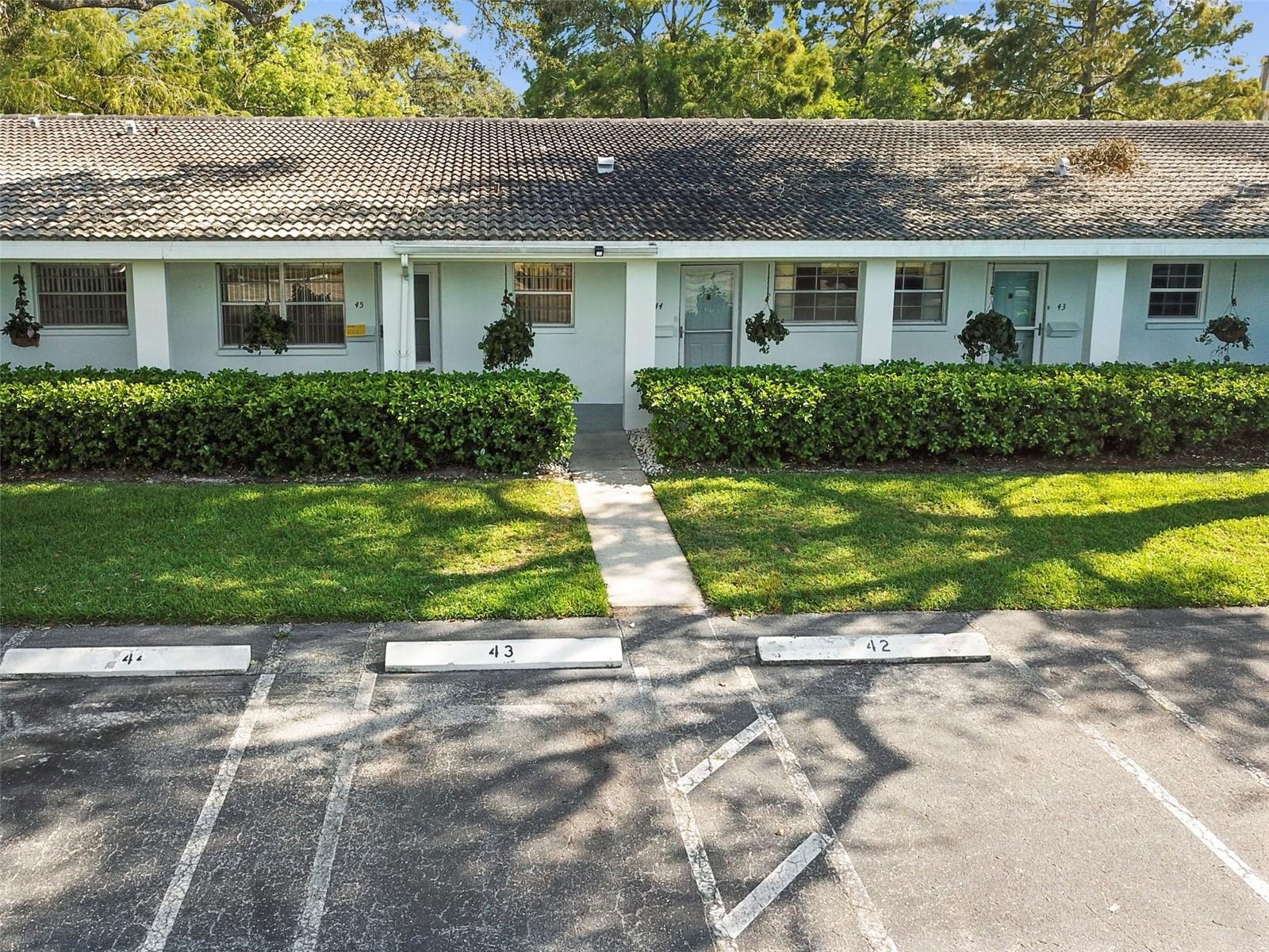 TWIN OAKS APTS - Residential