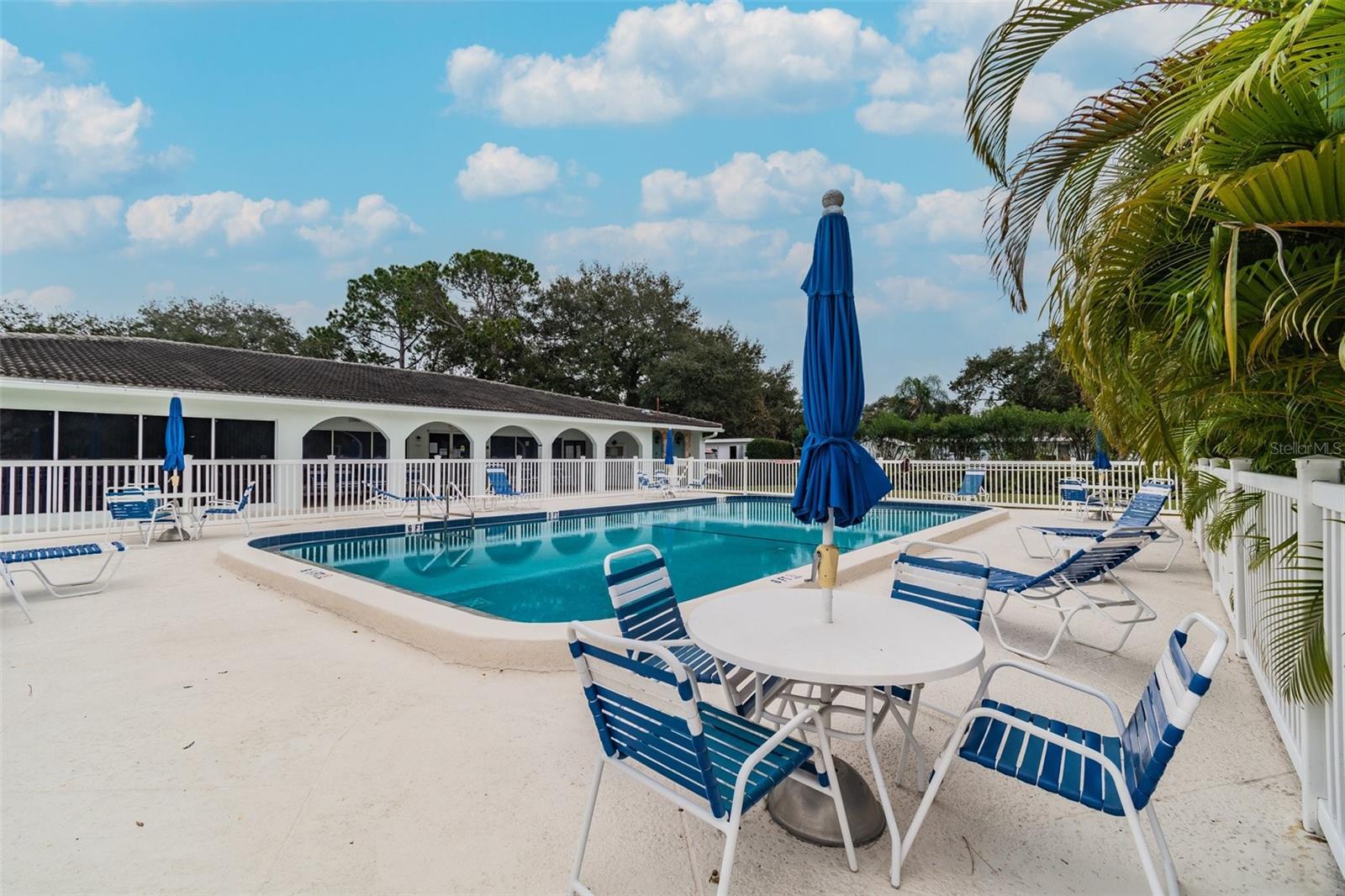 TWIN OAKS APTS - Residential