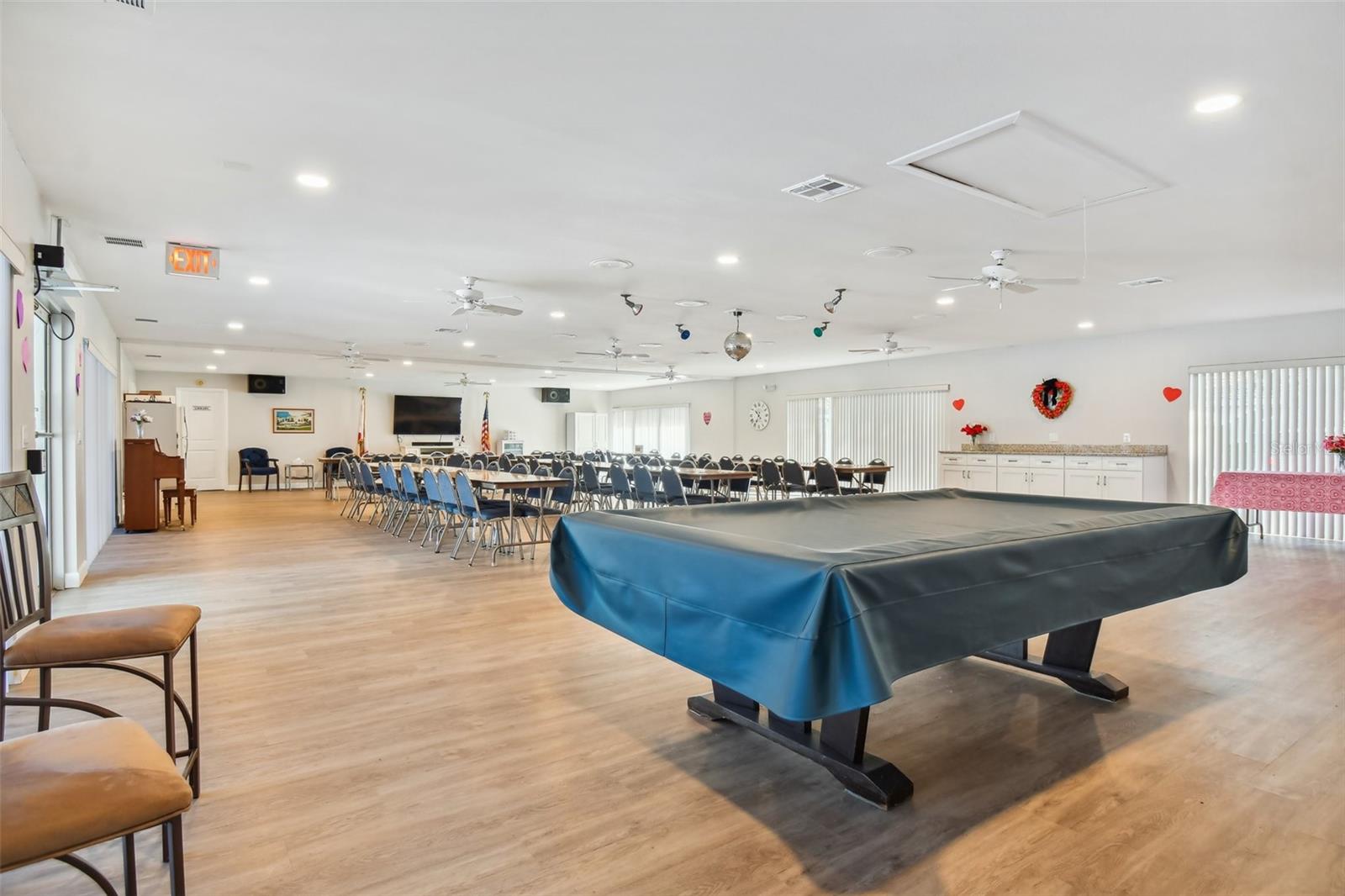 TWIN OAKS APTS - Residential