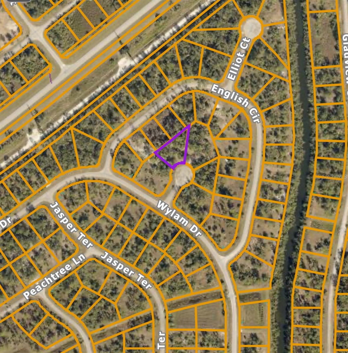 vacant lot located in a cul-de-sac in the fast growing area of North Port. Build your dream home or hold on to the lot as an investment. Close to beaches, golf , I-75.