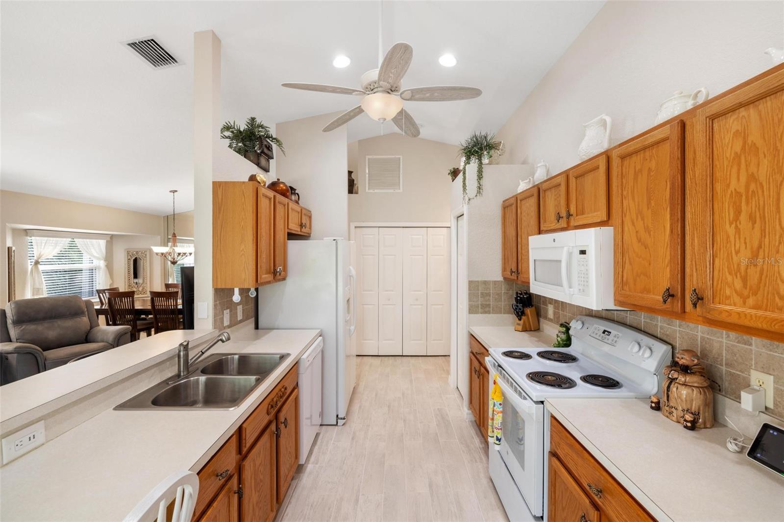 1332 HEDGEWOOD CIRCLE