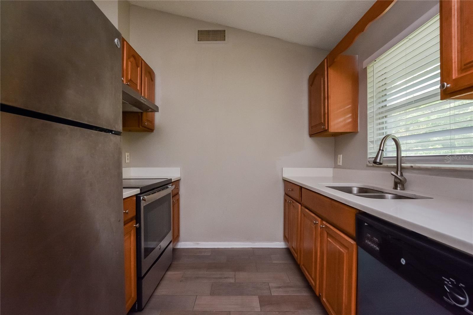 EUSTIS BRIARCLIFF SUB - Residential Lease