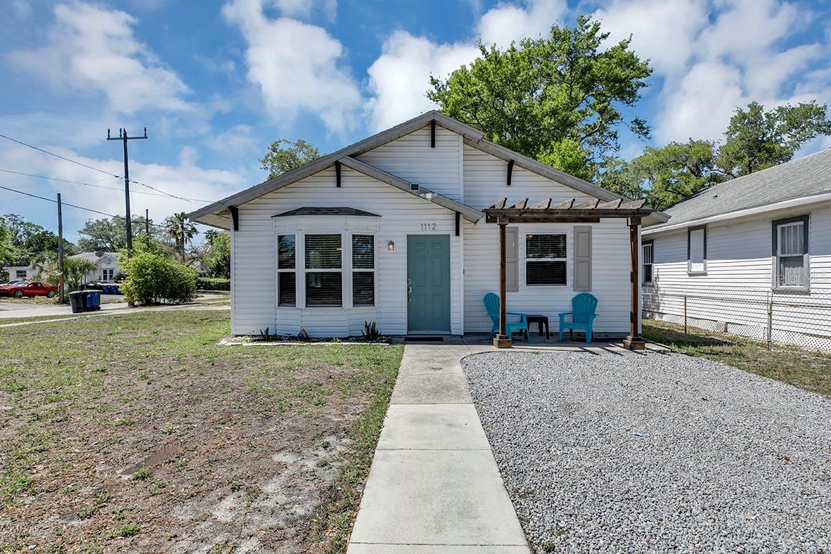 Furnished home in a great neighborhood in Clearwater. 10-15 min drive to Clearwater Beach. 3 bedroom 2 bathroom. Parking available. The home is fully renovated, and both bathrooms have showers. Come see this beatiful home today!