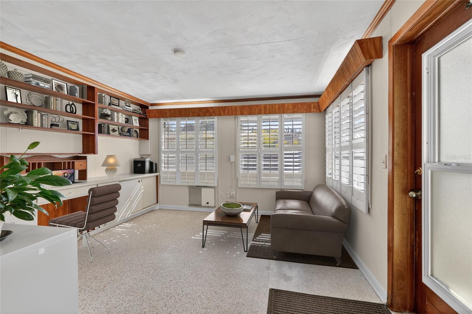 1610 VALENCIA DRIVE W