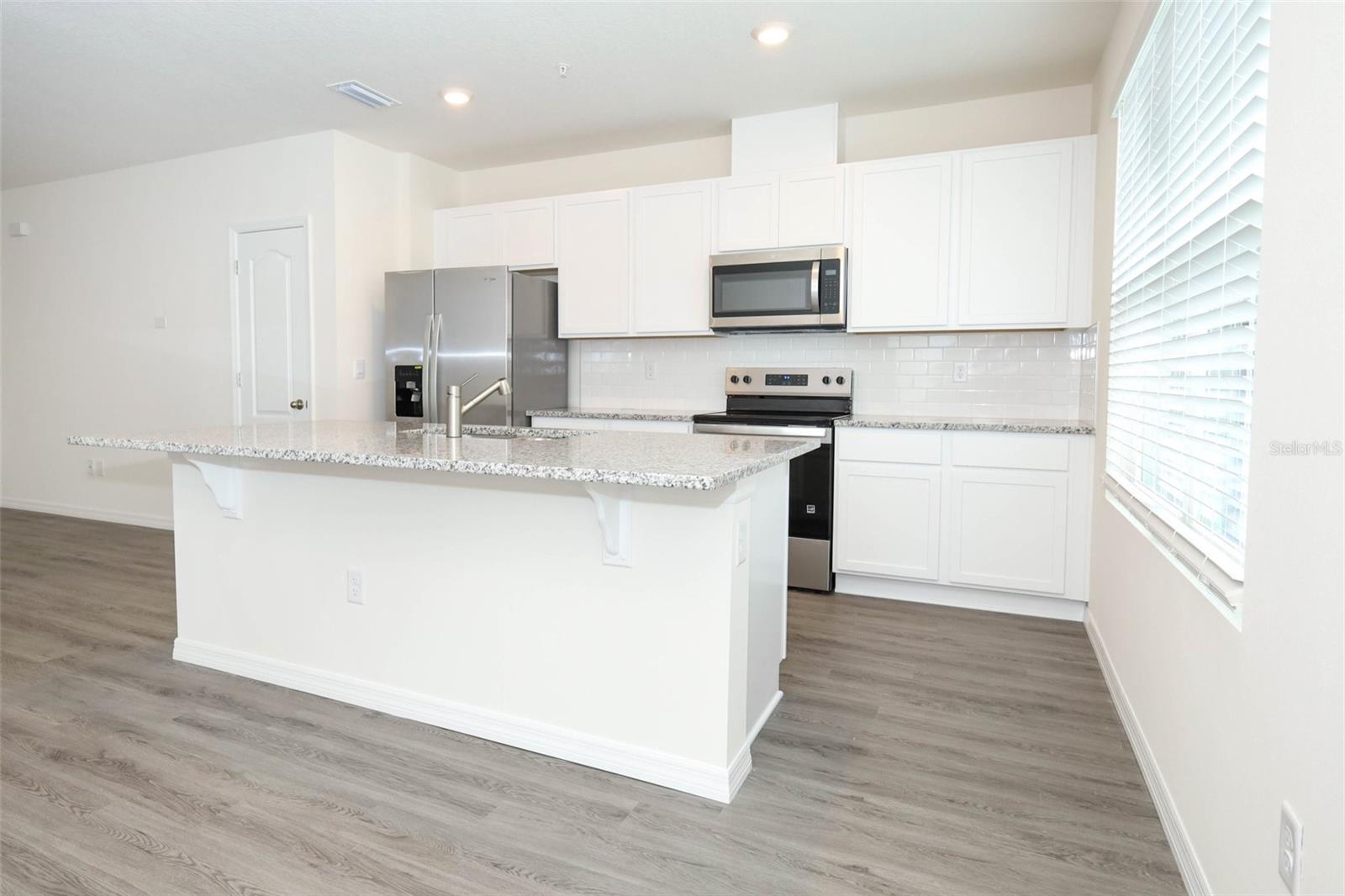SOUTH MEWS/AVIAN POINTE - Residential Lease