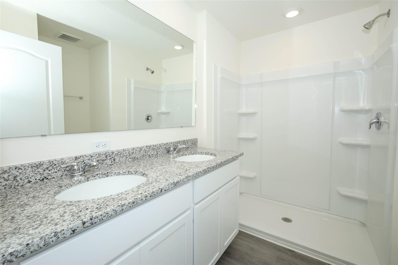 SOUTH MEWS/AVIAN POINTE - Residential Lease