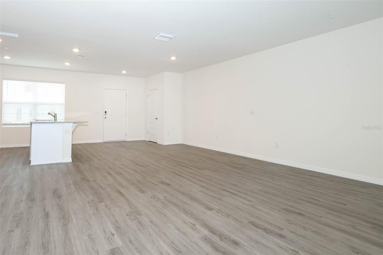 SOUTH MEWS/AVIAN POINTE - Residential Lease