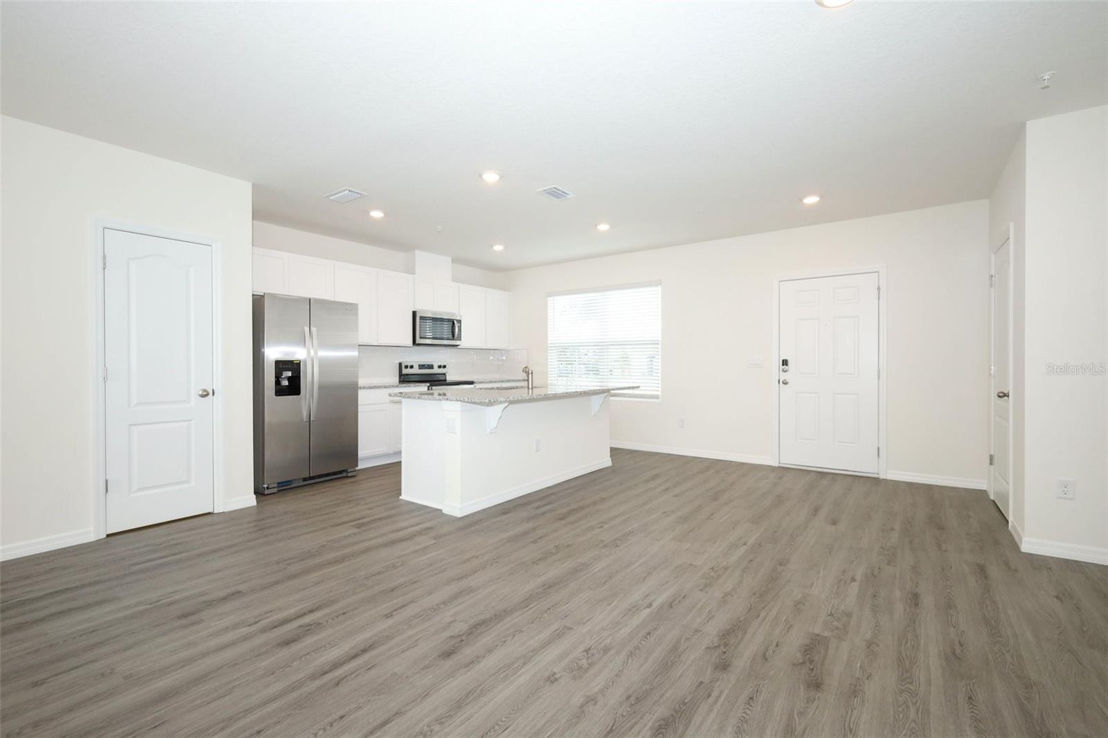 SOUTH MEWS/AVIAN POINTE - Residential Lease
