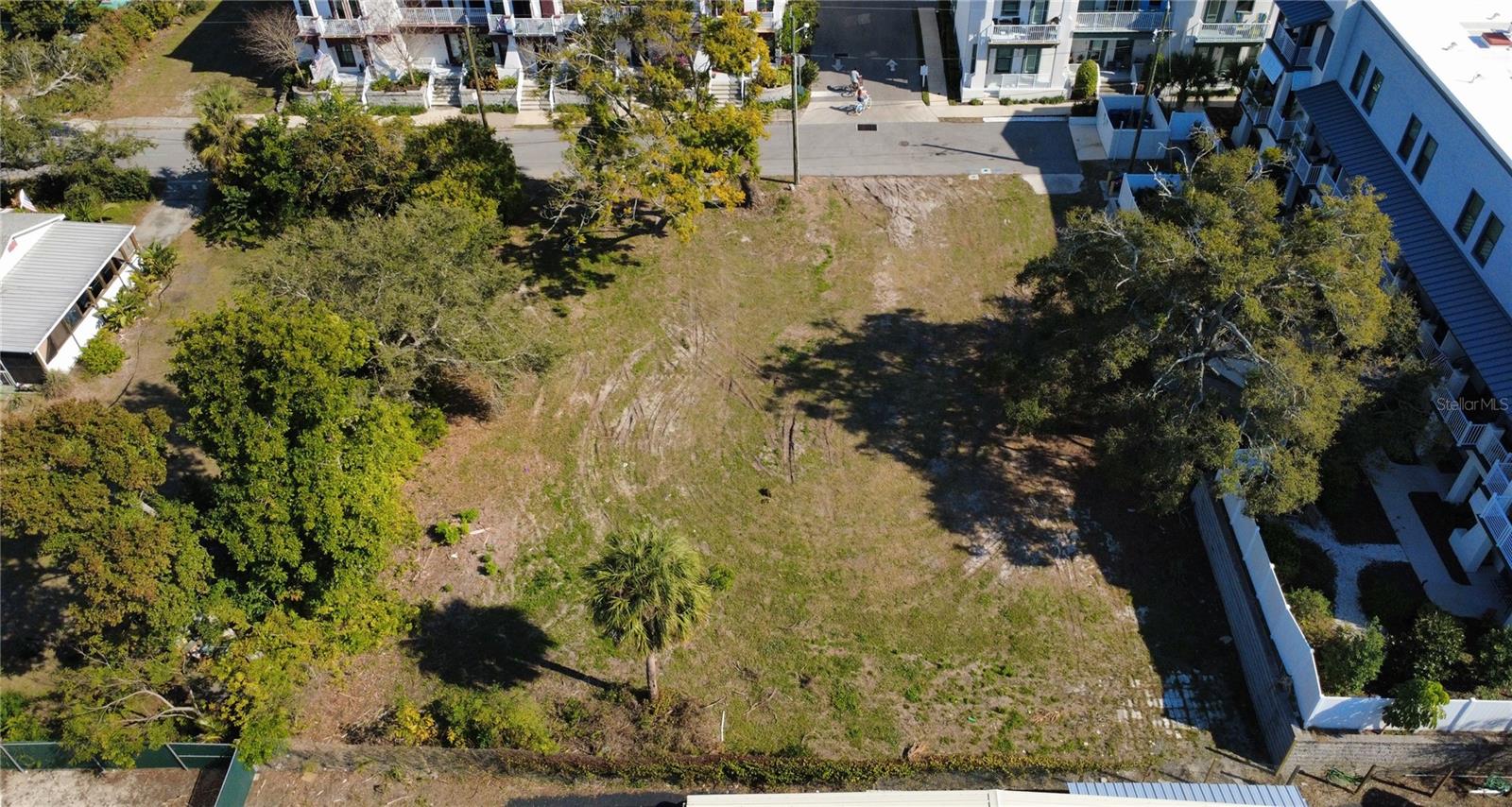 952/958 HOWARD AVENUE