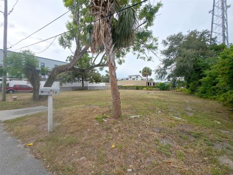 952 HOWARD AVENUE DUNEDIN FL 34698