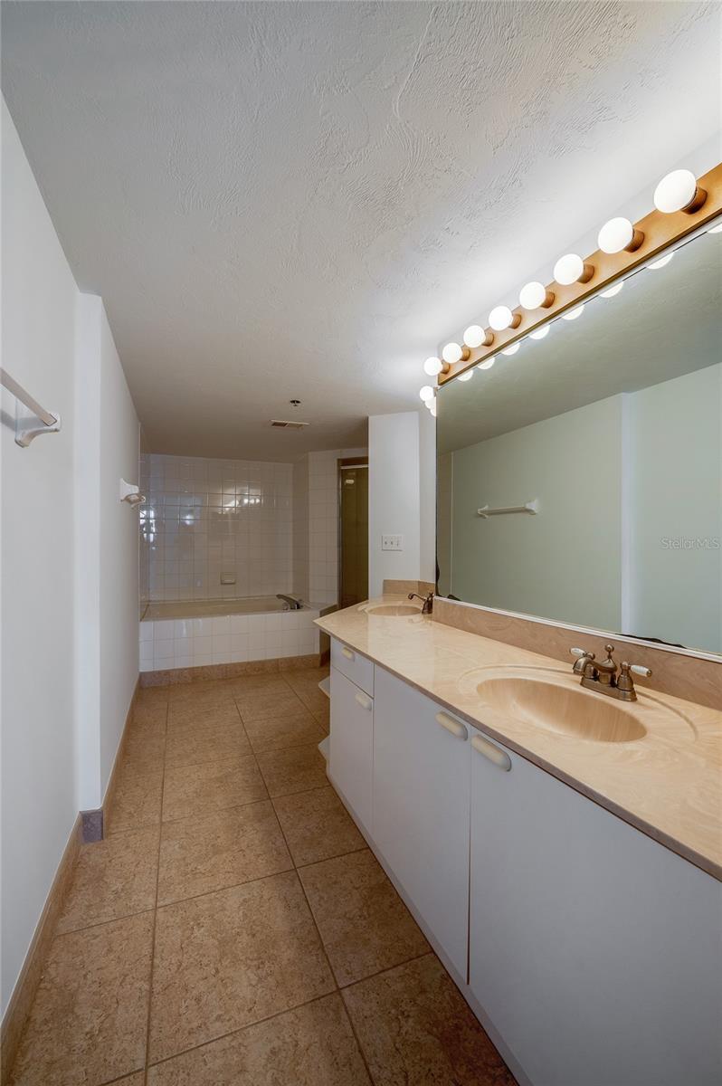 TOWERS AT PONCE INLET TOWER 01 CONDO - Residential