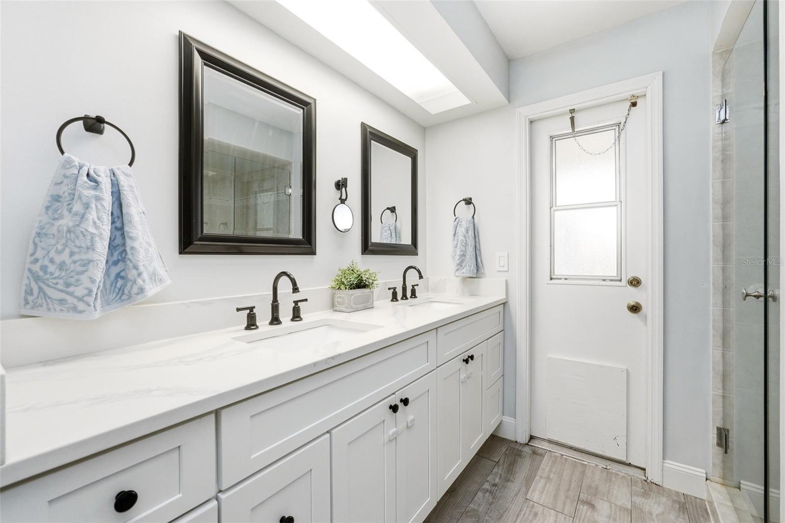 BAY LKS/GRANADA SEC V - Residential