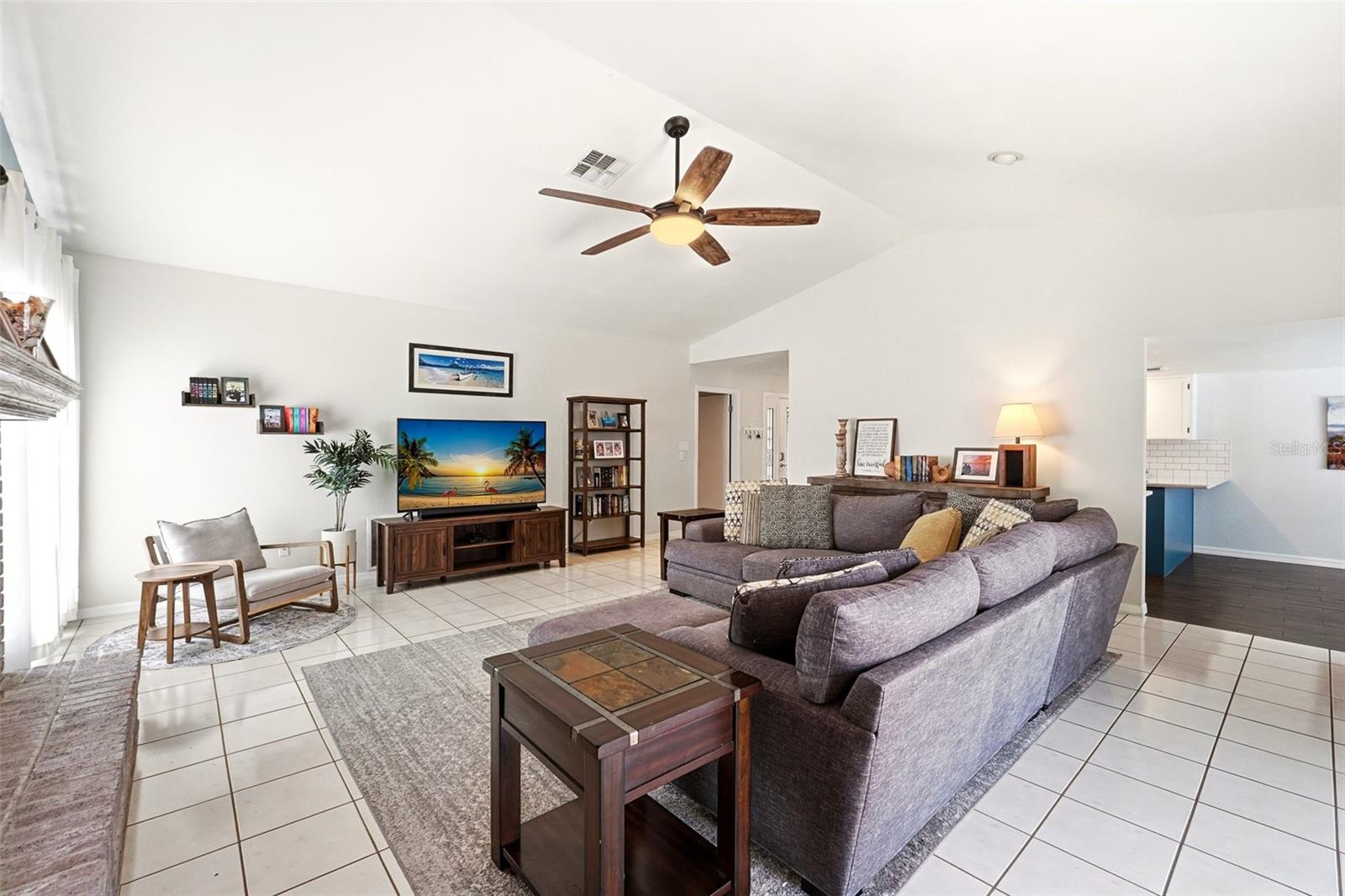 BAY LKS/GRANADA SEC V - Residential