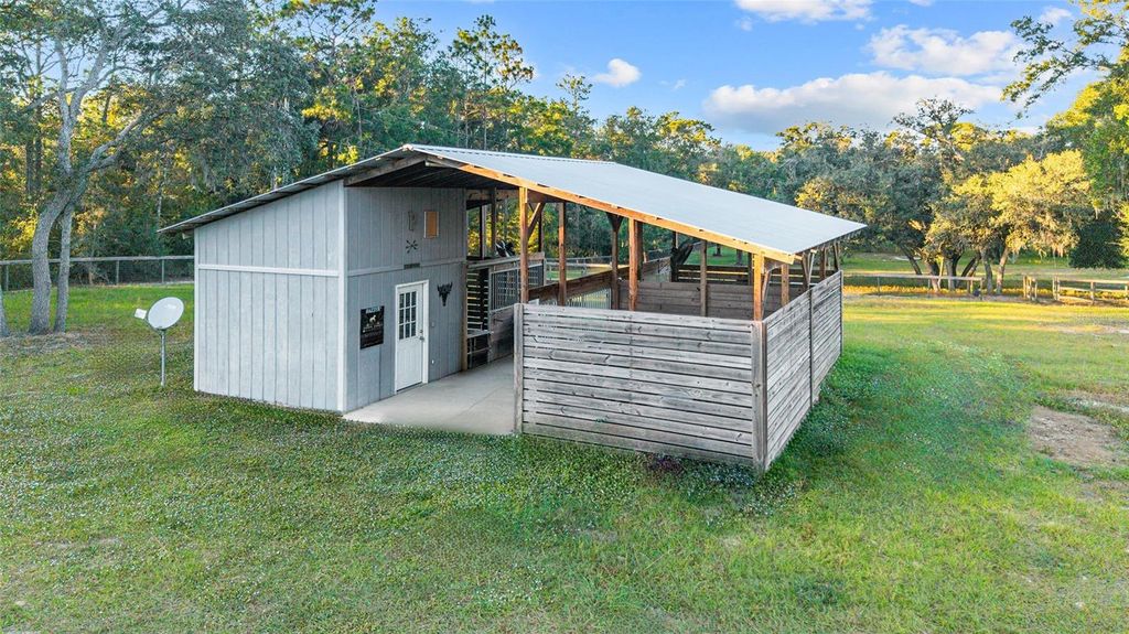 Photo of 13200 SW 95th Street, Dunnellon, FL 34432 (MLS # OM713642)