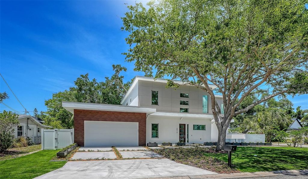 Photo of 2010 Hyde Park Circle, Sarasota, FL 34239 (MLS # A4687471)