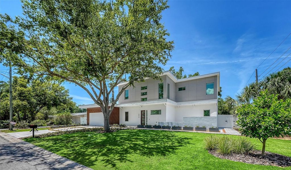 Photo of 2010 Hyde Park Circle, Sarasota, FL 34239 (MLS # A4687471)
