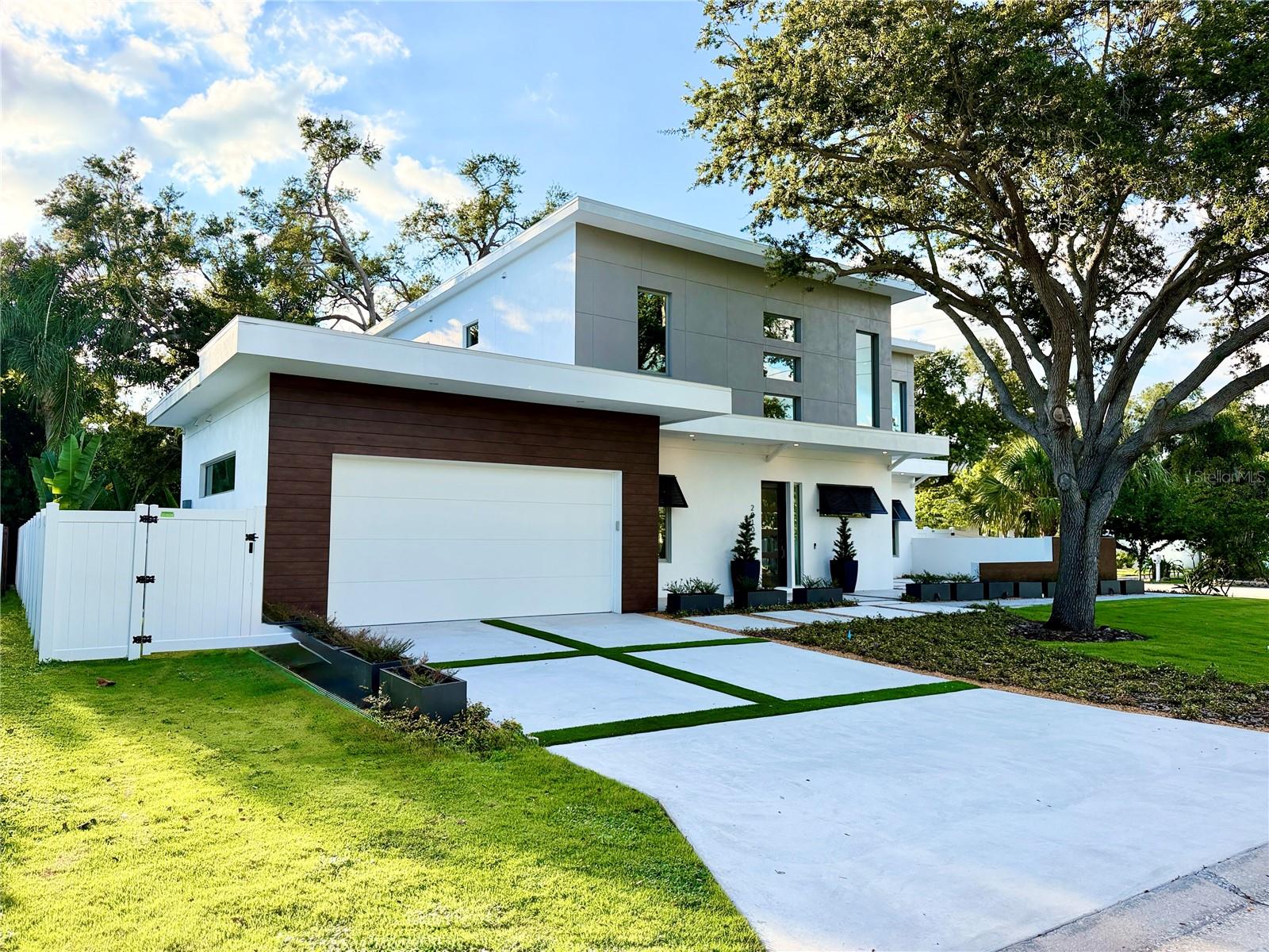 2010 HYDE PARK CIRCLE