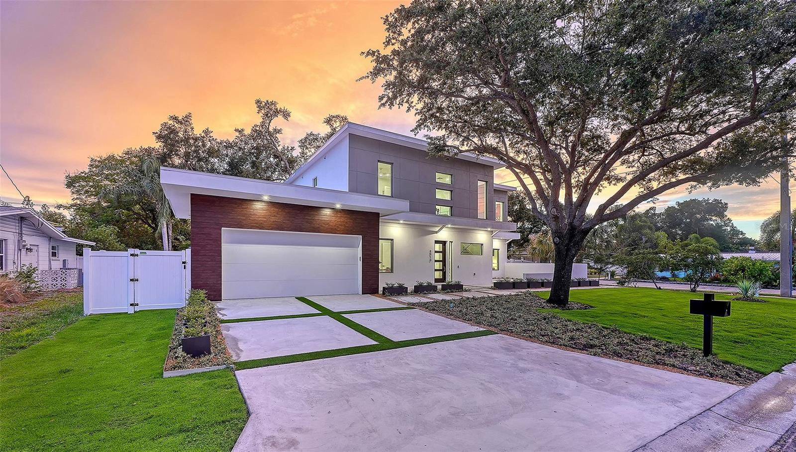 2010 HYDE PARK CIRCLE