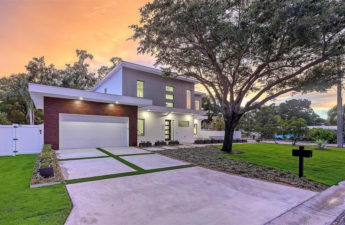 2010 HYDE PARK CIRCLE