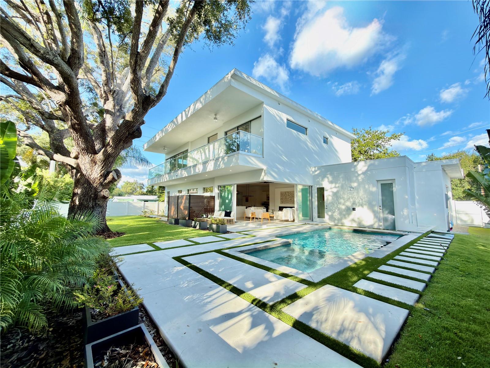 2010 HYDE PARK CIRCLE