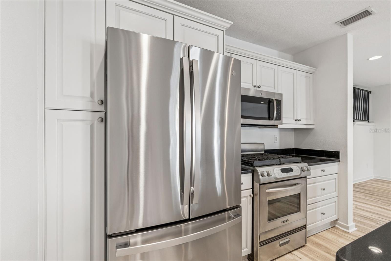 THE VILLAS ON LAUREL - Residential