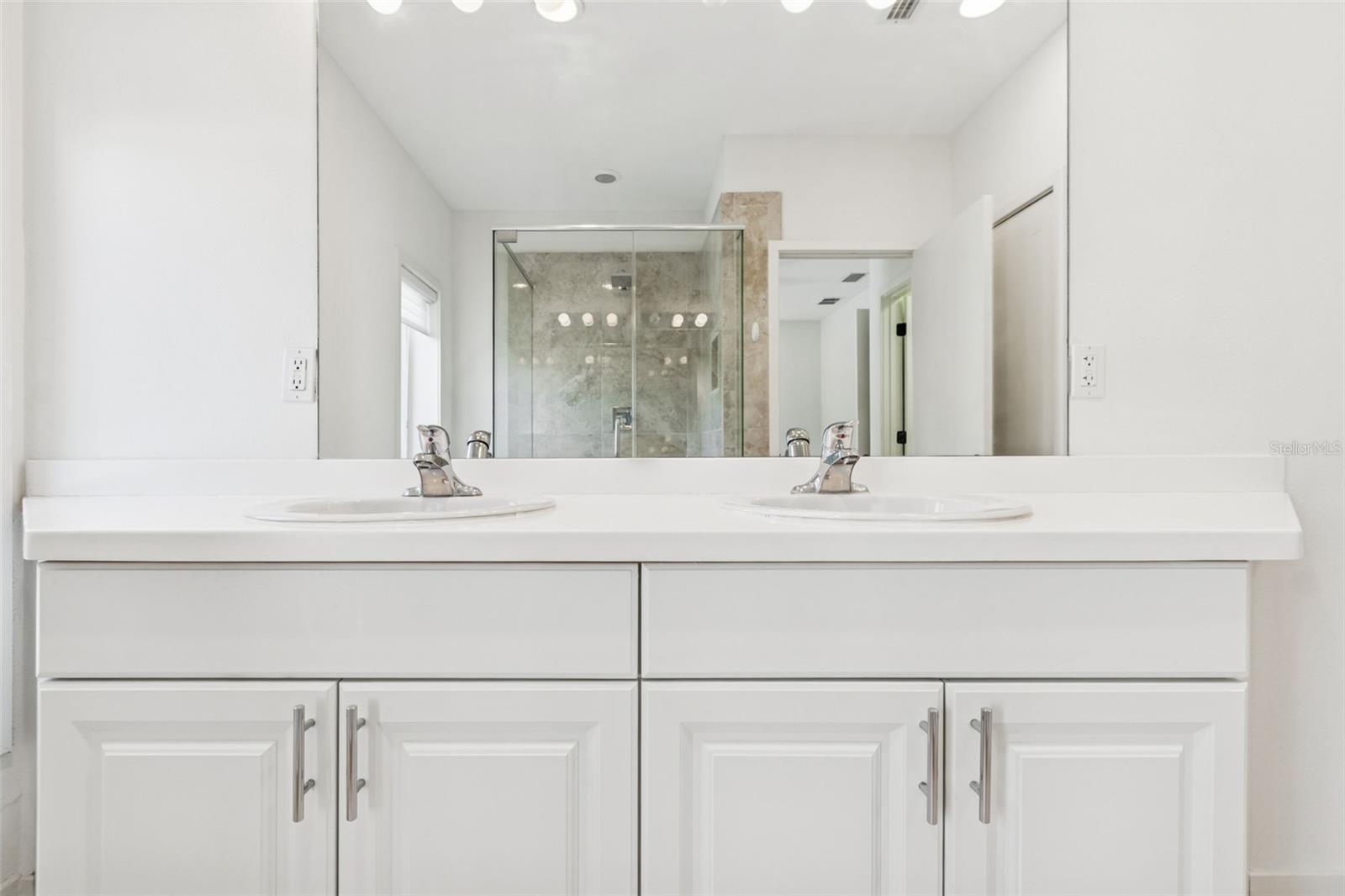 THE VILLAS ON LAUREL - Residential