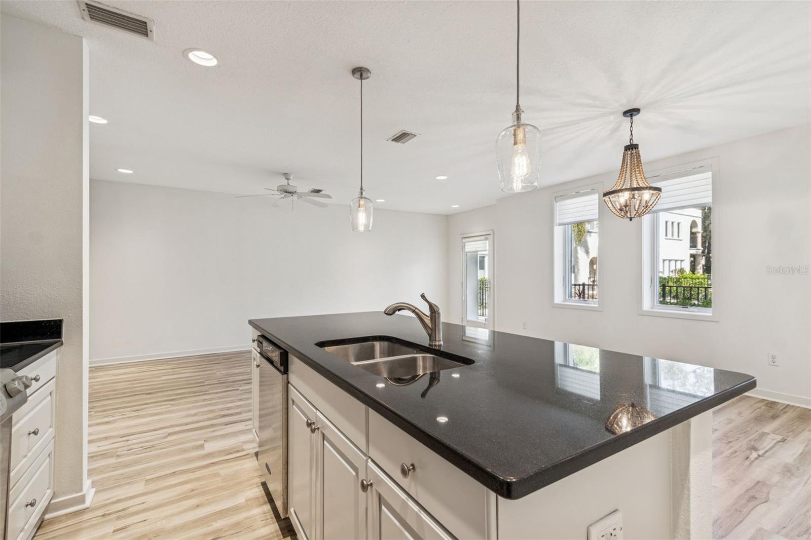 THE VILLAS ON LAUREL - Residential