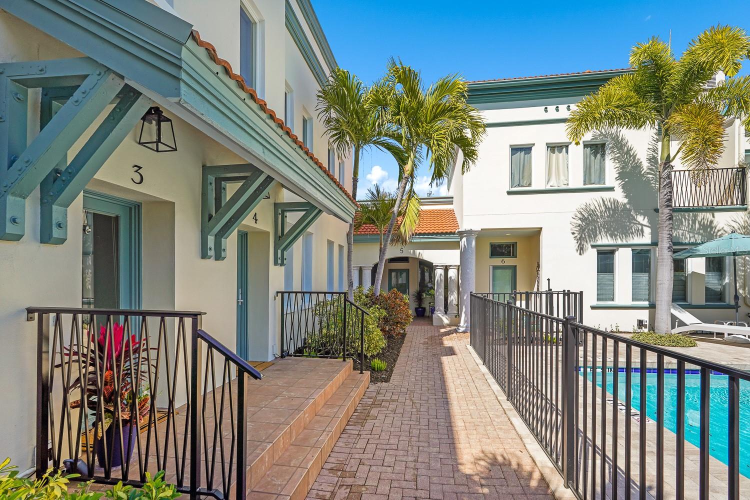 THE VILLAS ON LAUREL - Residential