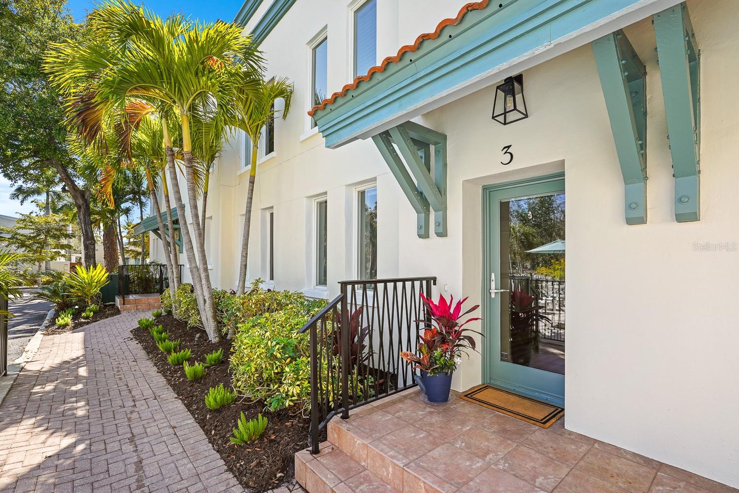 THE VILLAS ON LAUREL - Residential