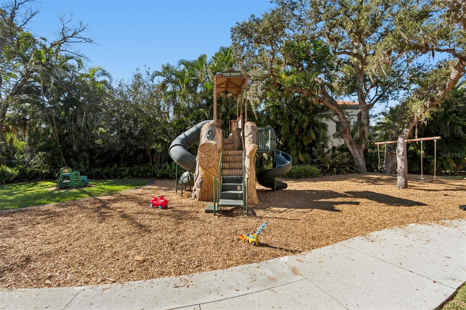 THE VILLAS ON LAUREL - Residential