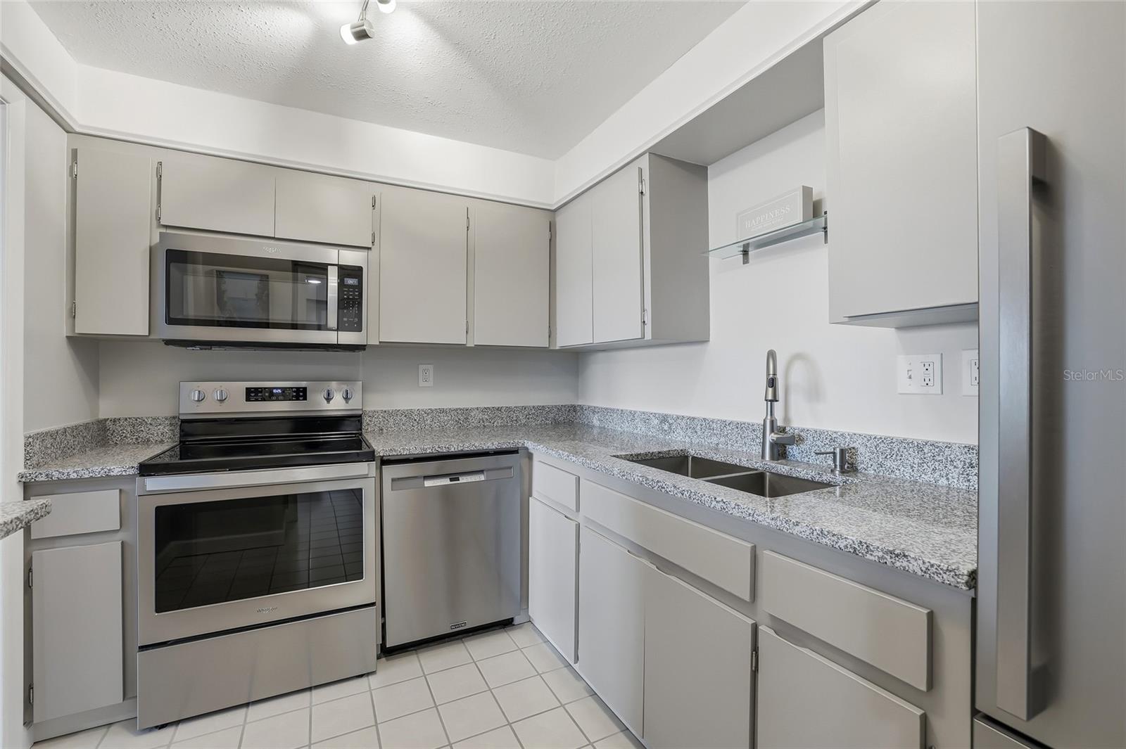 THREE PALMS POINTE CONDO - Residential