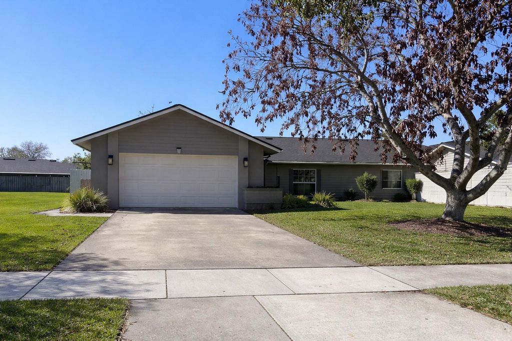 Photo of 9322 Palm Tree Drive, Windermere, FL 34786 (MLS # O6394457)