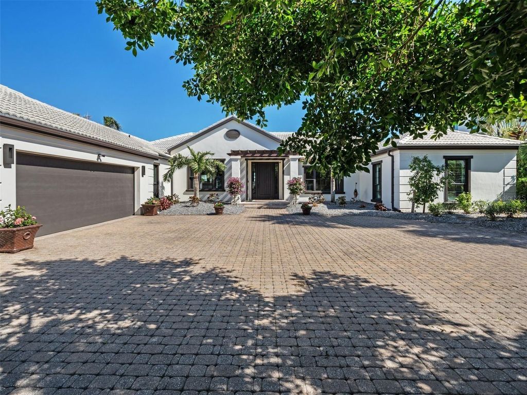 Photo of 355 W Royal Flamingo Drive, Sarasota, FL 34236 (MLS # A4668235)