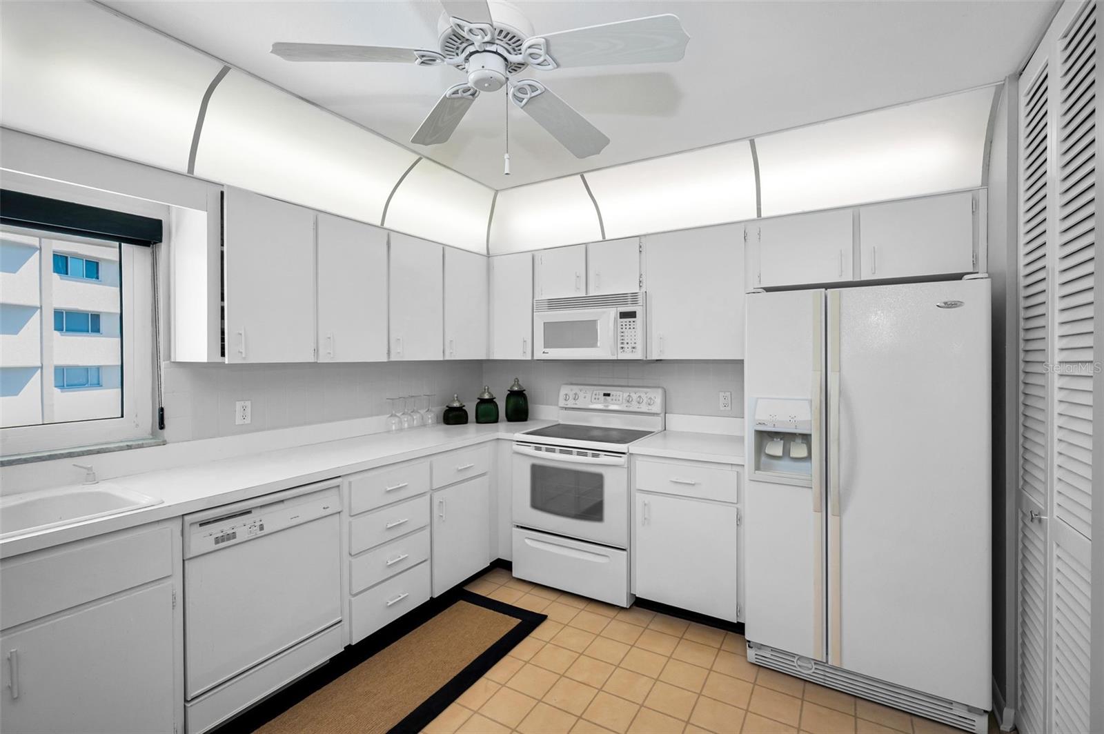 HARBOUR CLUB CONDO NO 3 - Residential