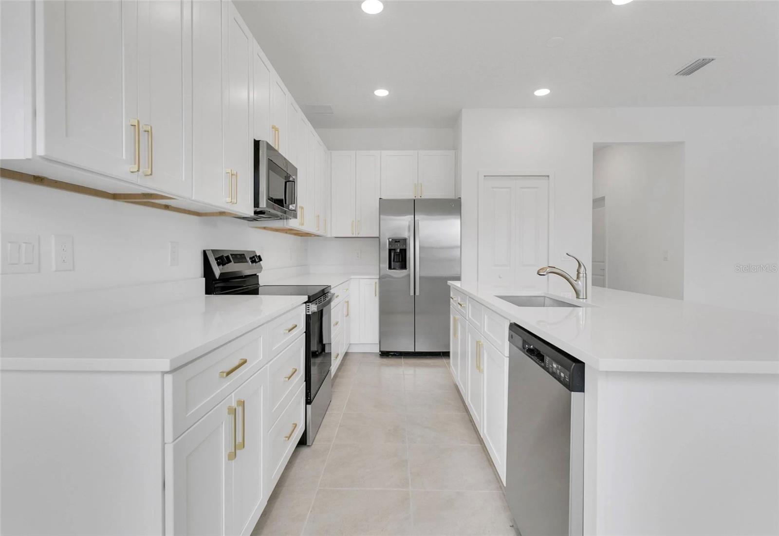 292 ELENA LAVIN CIRCLE