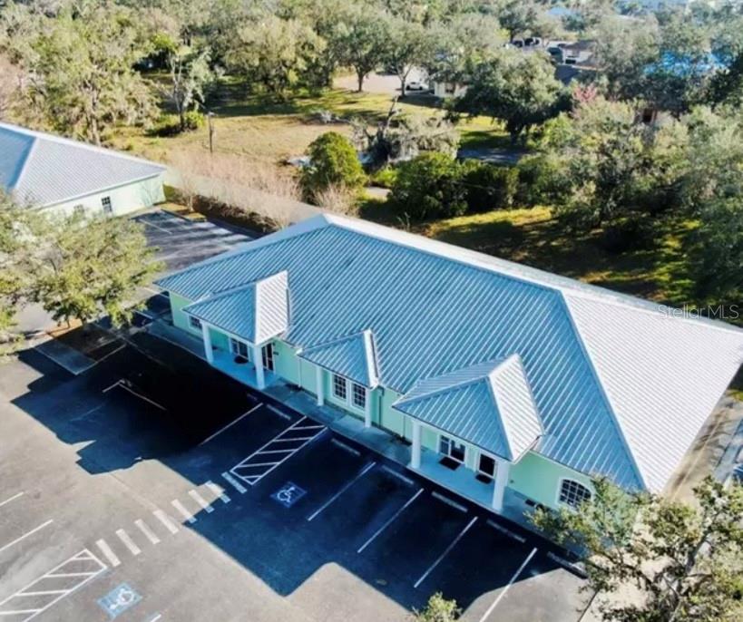 Turnkey Office Space for Sublease | 5 Private Offices + Kitchen | 1,250 SQFT | Sarasota, FL
Welcome to 3406 Magic Oak Lane, a fully built-out and move-in ready office suite located in a quiet, professional complex in the heart of Sarasota.This 1,250 sq. ft. unit features an efficient and functional layout ideal for medical, wellness, legal, administrative, or professional services. The suite includes: Spacious waiting area for clients and guests, Dedicated reception/front desk area, 5 private office suites with doors and ample natural light, Back room perfect for storage, staff use, or multi-purpose needs Private bathroom,Kitchen/breakroom with cabinetry and sink. Located just off Honore Avenue and close to Bee Ridge Rd, this location provides convenient access to I-75, 10 minutes to downtown Sarasota, and surrounding areas. Ample on-site parking is available directly in front of the building for both staff and visitors.
This office offers quiet privacy, functional flow, and a professional environment perfect for growing businesses looking for a flexible and affordable sublease opportunity in a desirable Sarasota location.
3100 monthly rent. Lease term negotiable.