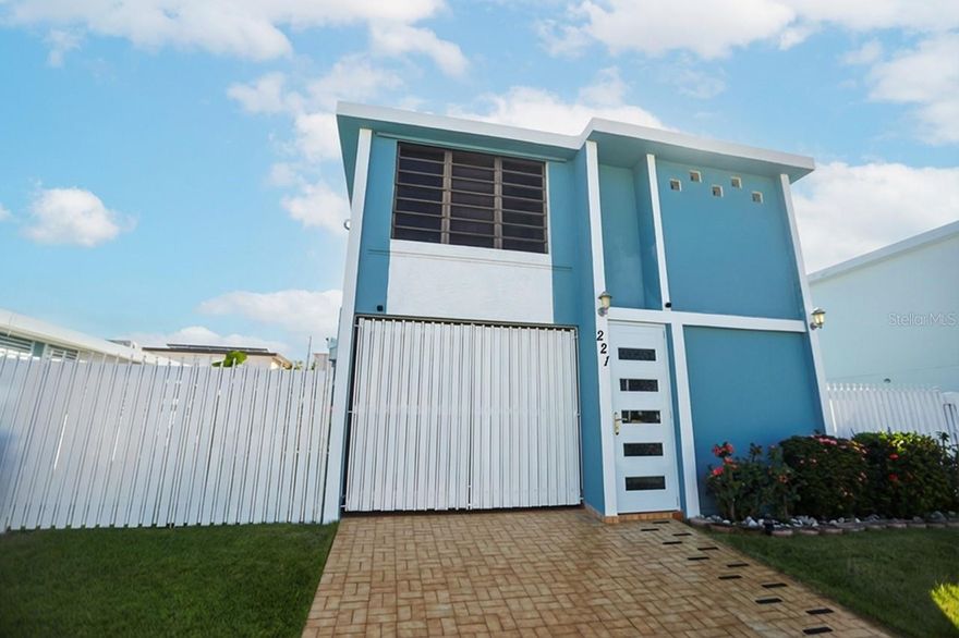 Discover this beautiful property in Coco Beach, located in Río Grande, one of the most desirable areas on the east side of the island.

It features 4 bedrooms, 3 bathrooms, and approximately 301 m² of living space, offering spacious, comfortable, and well-lit rooms. Its layout is ideal for family life, with inviting living and dining areas and spacious bedrooms that provide privacy and comfort.

Located minutes from beautiful beaches and attractions like El Yunque National Forest, this property combines tranquility, nature, and an excellent location.

An ideal opportunity as a primary residence or investment in one of the most sought-after communities in the area.