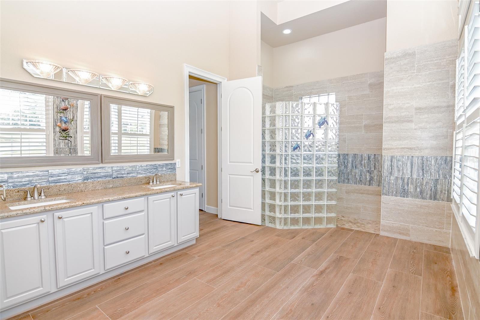 REFLECTIONS JULIANA - Residential