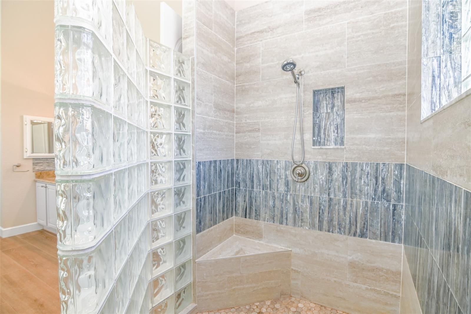 REFLECTIONS JULIANA - Residential