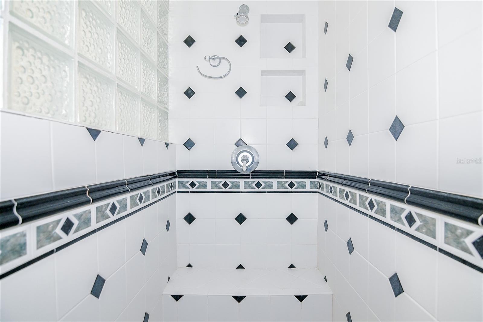 REFLECTIONS JULIANA - Residential