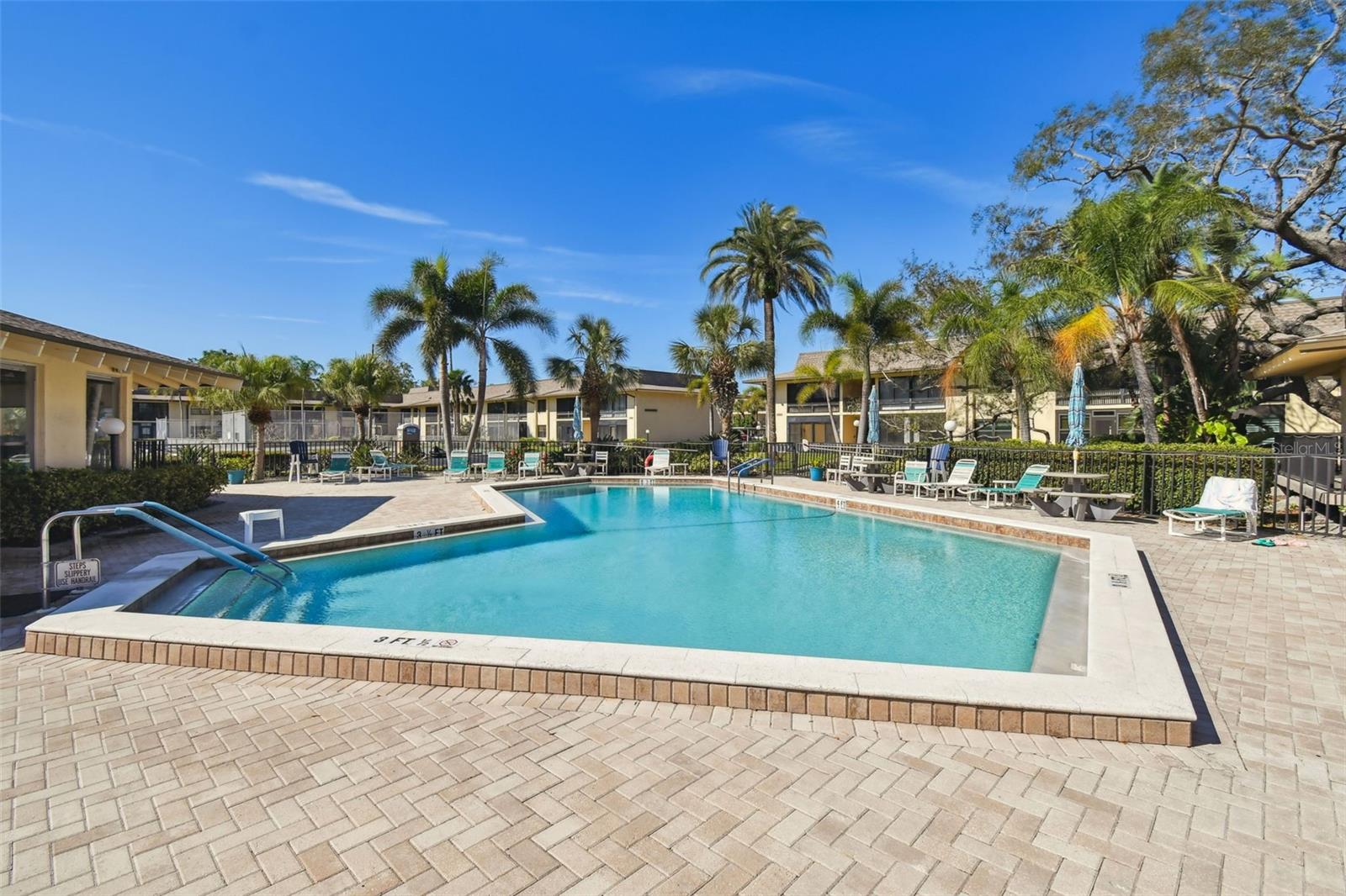 VILLAS DE GOLF CONDO - Residential