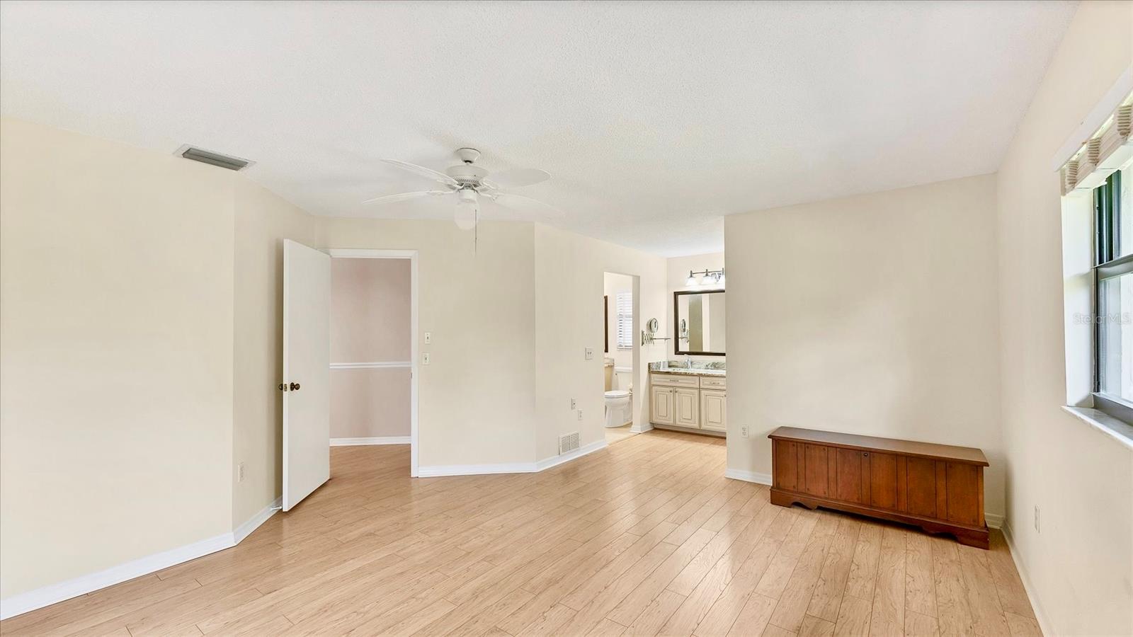 LAUREL HOLLOW - Residential